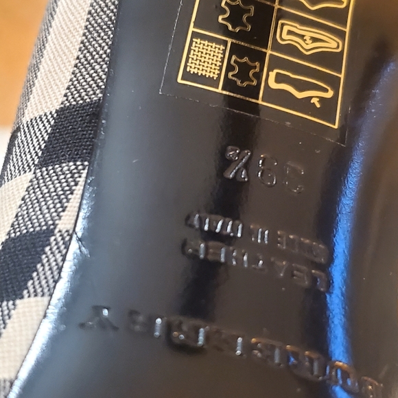 Burberry women's size 8.5 wore a few times. - Picture 7 of 8